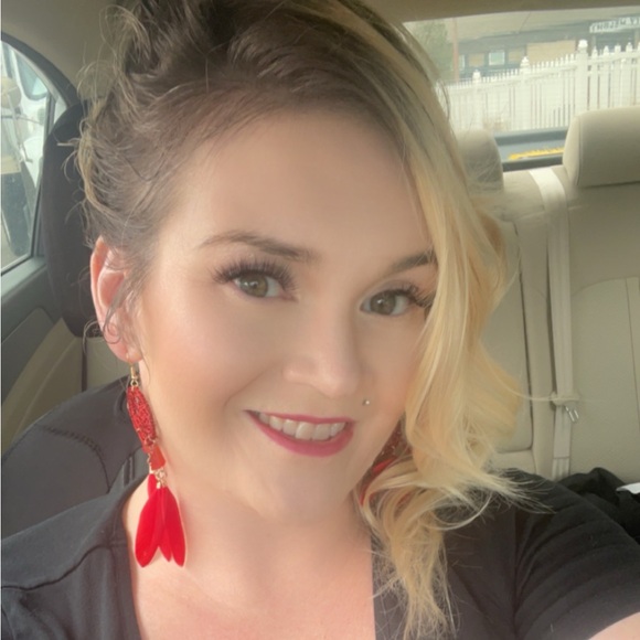 Meet your Posher, Danielle - Picture 2 of 2